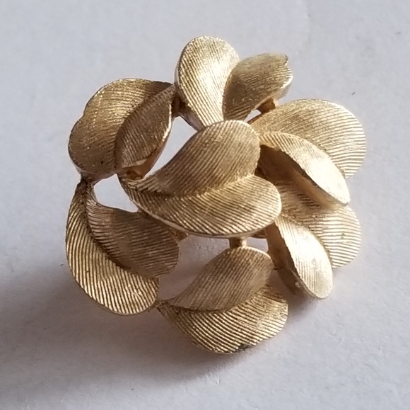 Vintage Crown Trifari single clip on earring gold tone leaf leaves - Picture 6 of 12